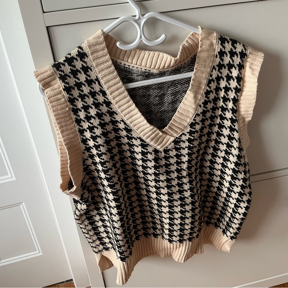 Stylish Houndstooth Sweater Vest - Black and Cream